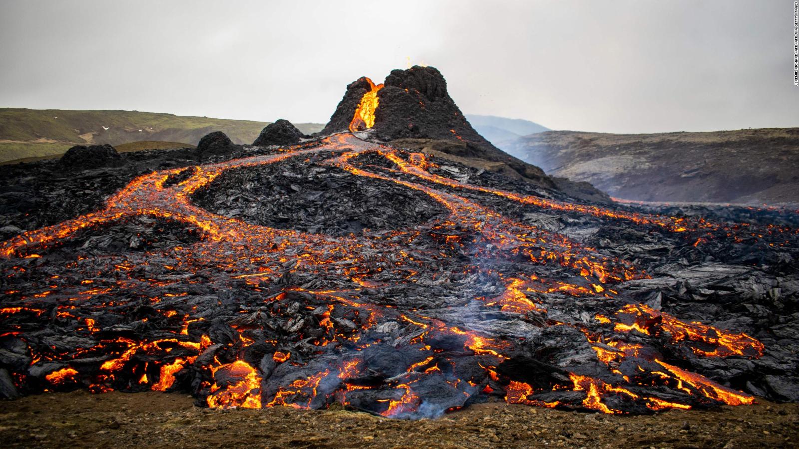 Espectacular video de un dron muestra el río de lava que baja por el volcán en erupción en Islandia