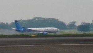 Este avión se salió de la pista en aeropuerto de Indonesia