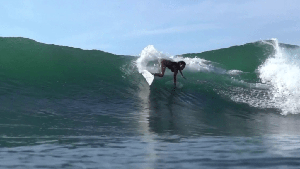 Familia y amigos despiden a surfista Katherine Díaz