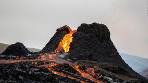 Científicos cocinan salchichas con la lava de un volcán