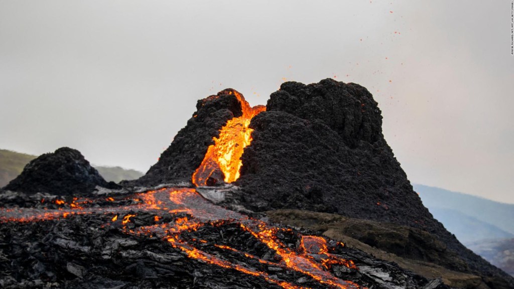 Científicos cocinan salchichas con la lava de un volcán