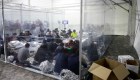 Mira dentro de las instalaciones de detención de migrantes