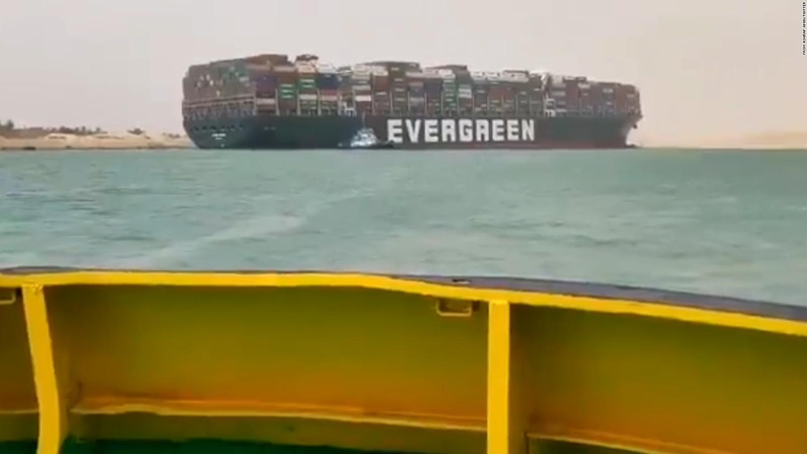 Buque de carga queda atascado y bloquea el canal de Suez