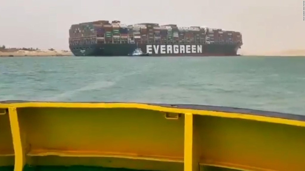 A ship is actively running and blocking the Suez Canal