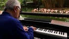 Pianista toca el piano para animales