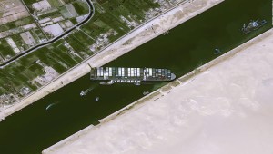 Mira las impactantes imágenes del bloqueo en el canal de Suez