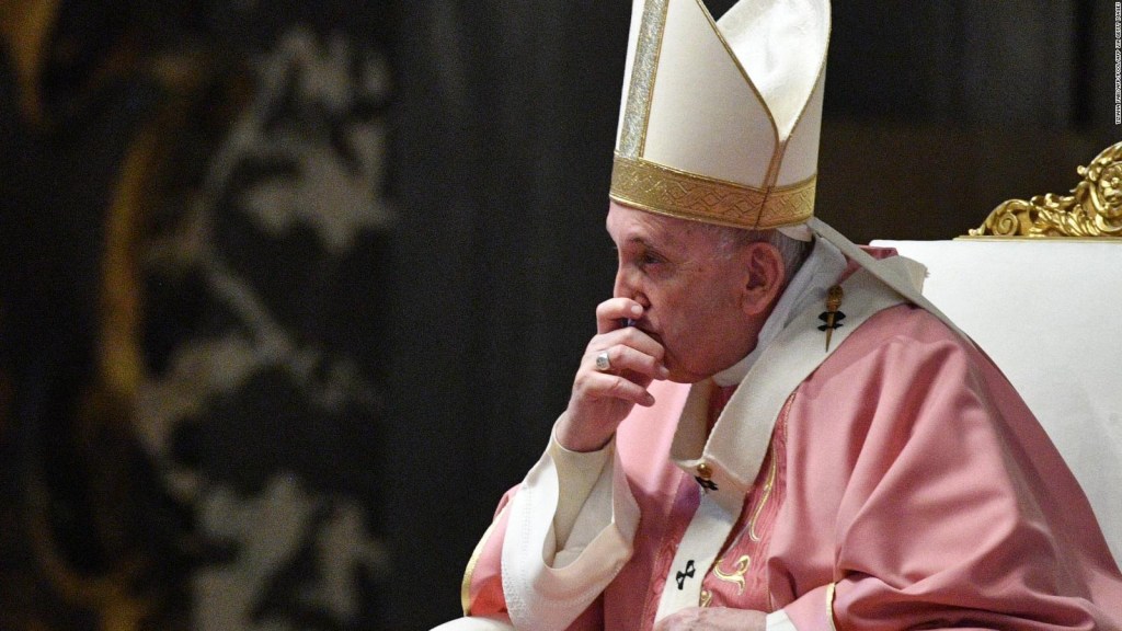 El papa recortó los salarios en el Vaticano