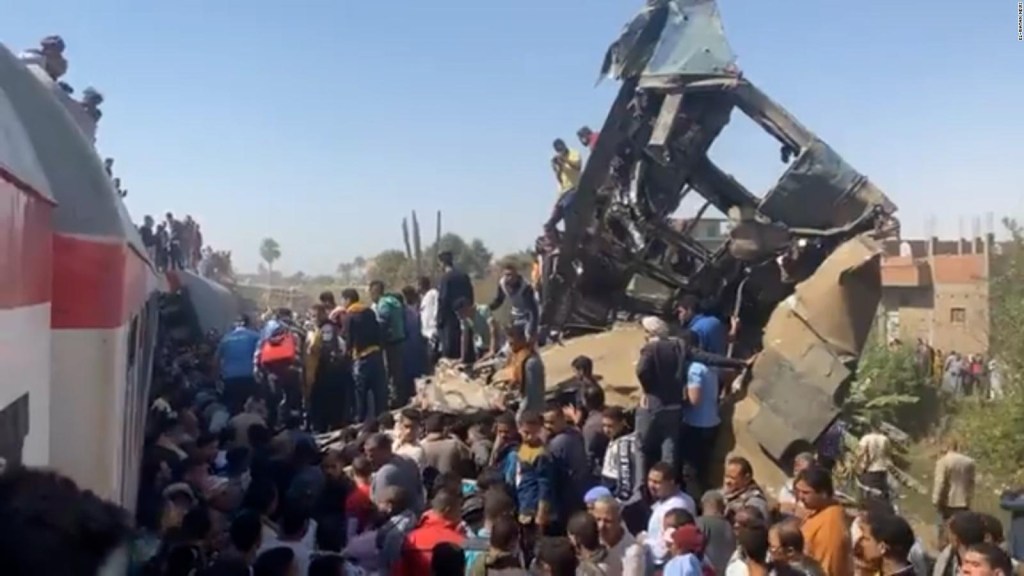 Dramáticos videos del choque de dos trenes en Egipto