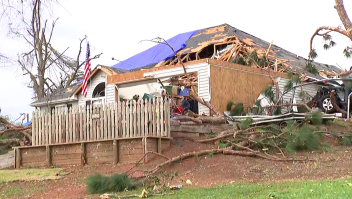 Familia de puertorriqueño sobrevive tornado en su sótano