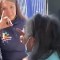 Policía ayuda a persona con discapacidad auditiva a recibir su vacuna