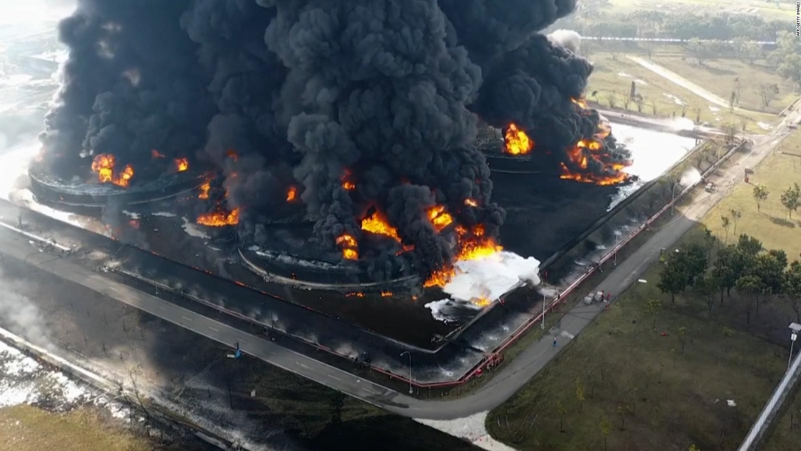 Нападение на нефтеперерабатывающие заводы. Нефтеперерабатывающий завод в Индонезии. Взрыв на нефтезаводе в Техасе 2005. Нефтеперерабатывающий завод огонь. Горит нефтеперерабатывающий завод.