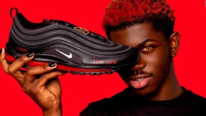 Los "Satan Shoes" se agotan en un minuto y Nike demanda