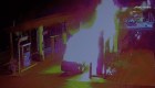 Auto se prende en llamas en una gasolinera de Los Ángeles