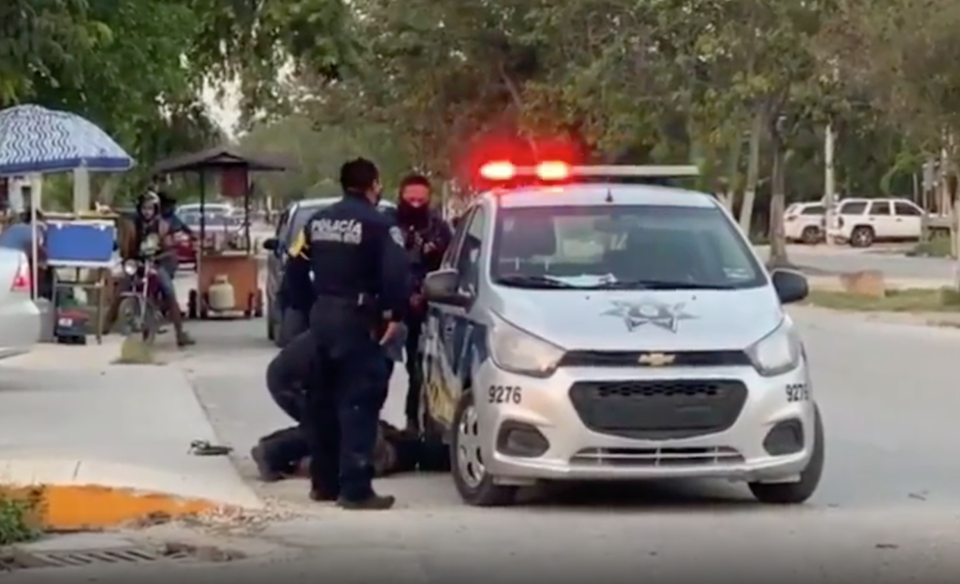 They investigate police officers for the death of a woman in Tulum, Mexico