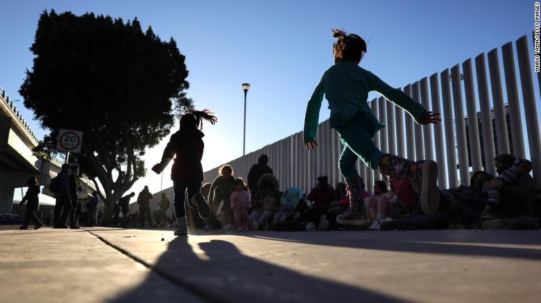 More than 14,000 minor immigrants and custodians of EE.UU., revela gobierno
