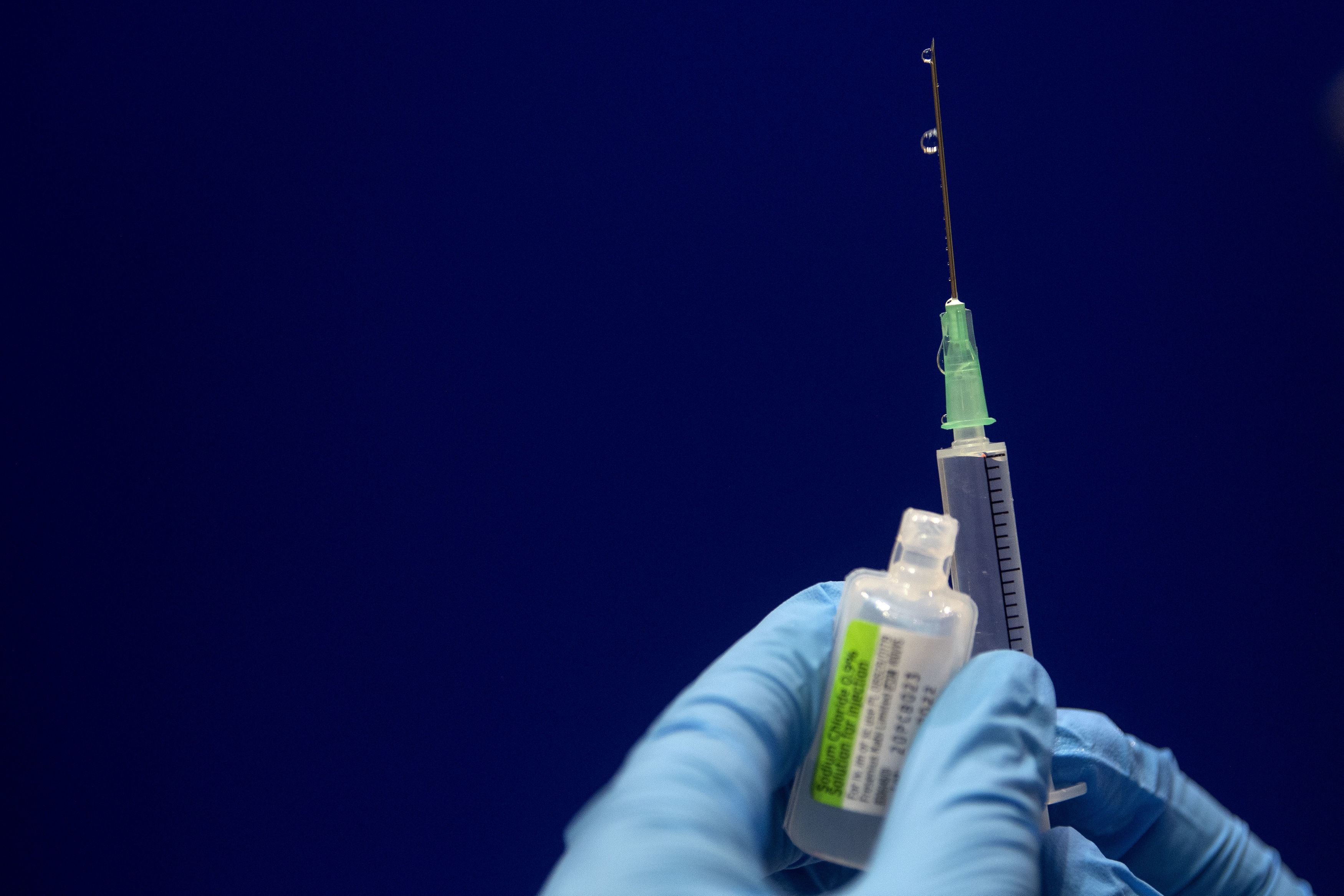 Lo que pueden y no pueden hacer las personas vacunadas contra el covid-19 en EE.UU., según los CDC