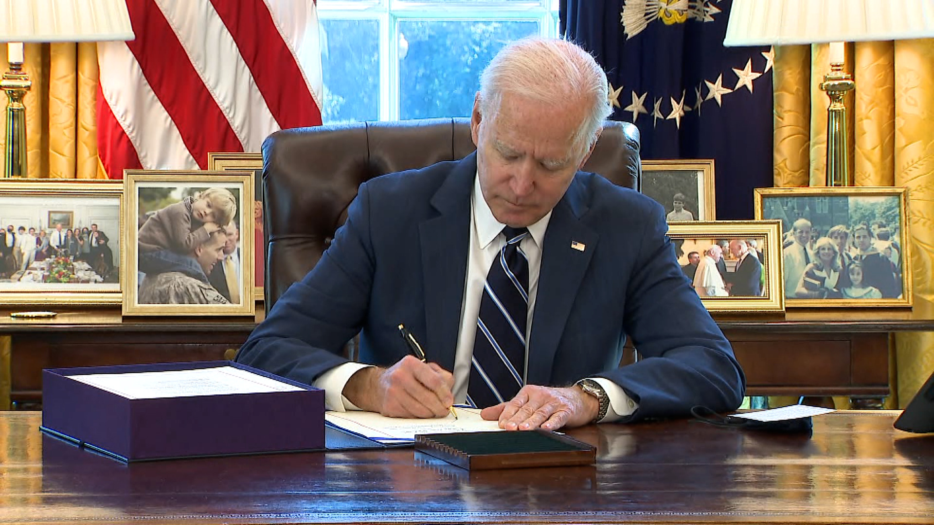 Biden firma el paquete de estímulo de covid-19 de US$ 1,9 billones