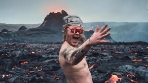 hombre-desnudo-volcán-islandia