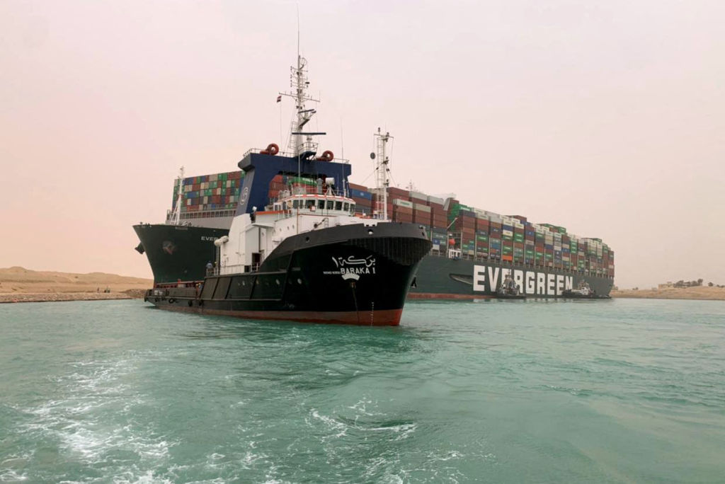 Atasco en canal de Suez rebasa las 48 horas