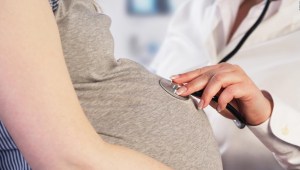 embarazadas vacunas coronavirus stock