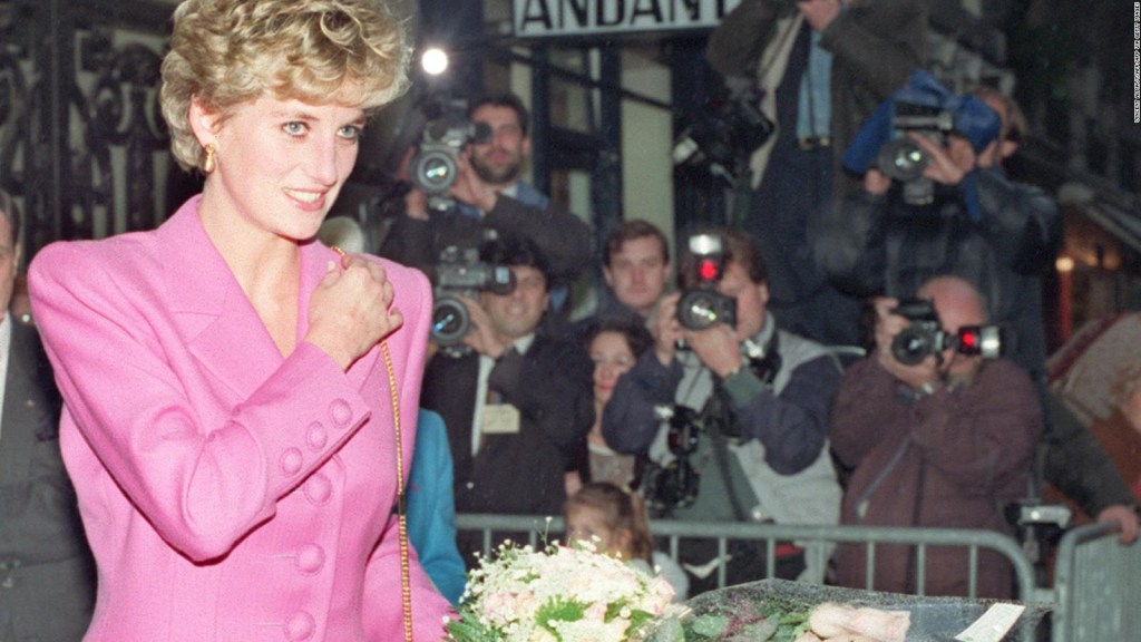 They prepare tribute to Princess Diana in London