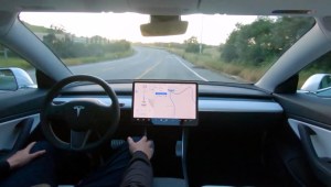 Tesla advirtió riesgos de la "conducción autónoma total"