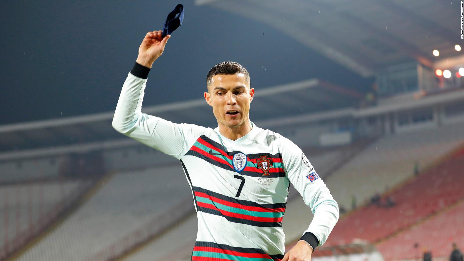 Banda de capitán Cristiano Ronaldo sirve como instrumento de caridad Video | CNN