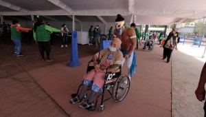 Luchadores mexicanos ayudan a que adultos se vacunen