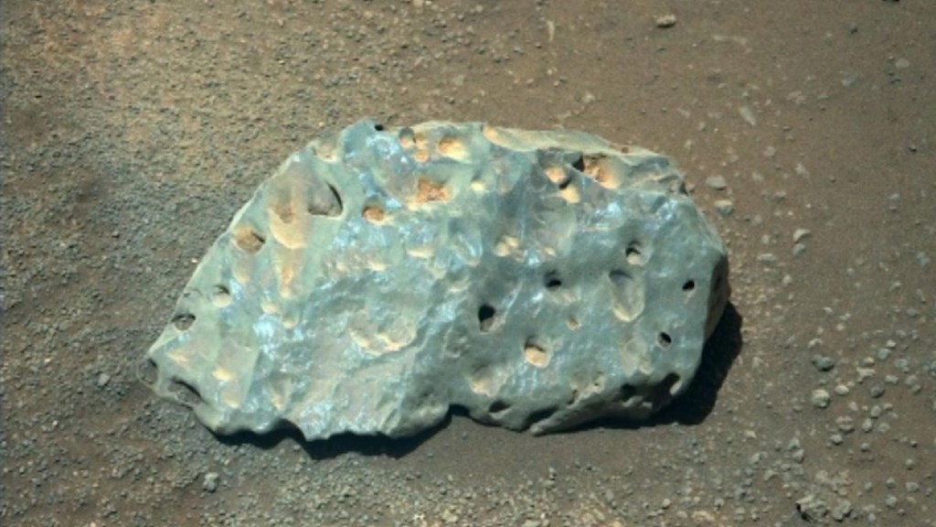 Una strana roccia verde si trova sulla superficie di Marte