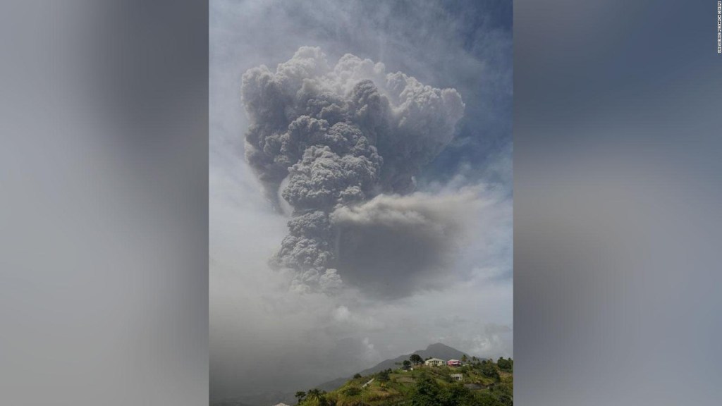 Volcán hace erupción en isla San Vicente