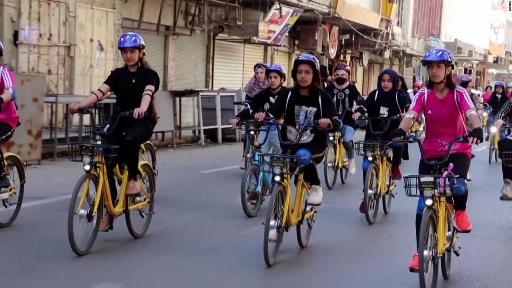 Mujeres pedalean sus bicicletas para reclamar libertad
