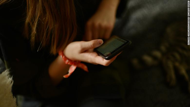 Psychologist suggests how to talk about drugs and social networks with teenagers