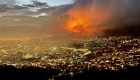 Bomberos intentan sofocar un incendio en Sudáfrica