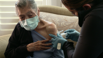 A sus 106 años, recibe la vacuna contra el covid-19