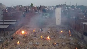 Cremaciones en la India en medio de la crisis por covid-19