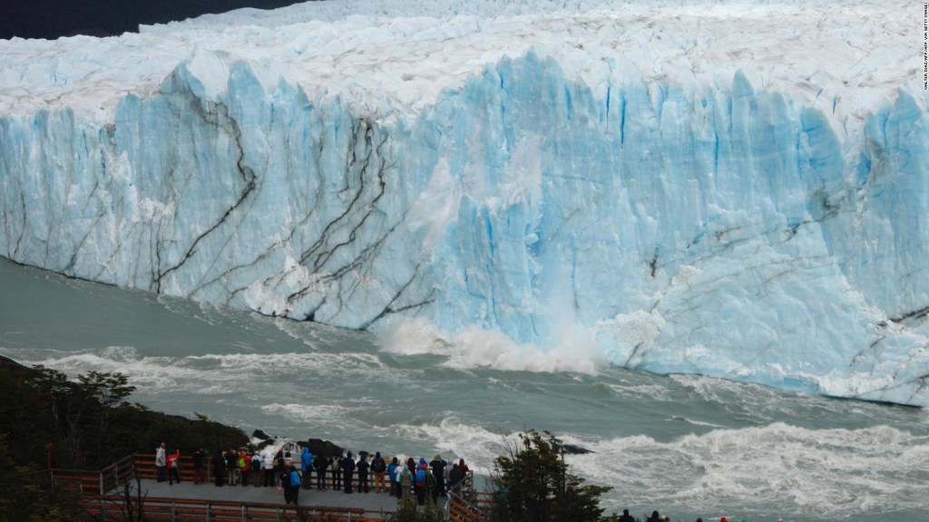 Mira El Enorme Bloque De Hielo Que Se Desprende Del Glaciar Perito Moreno Video Cnn