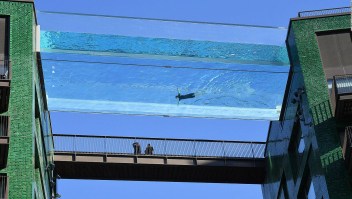 Una piscina transparente, en altura y entre dos edificios