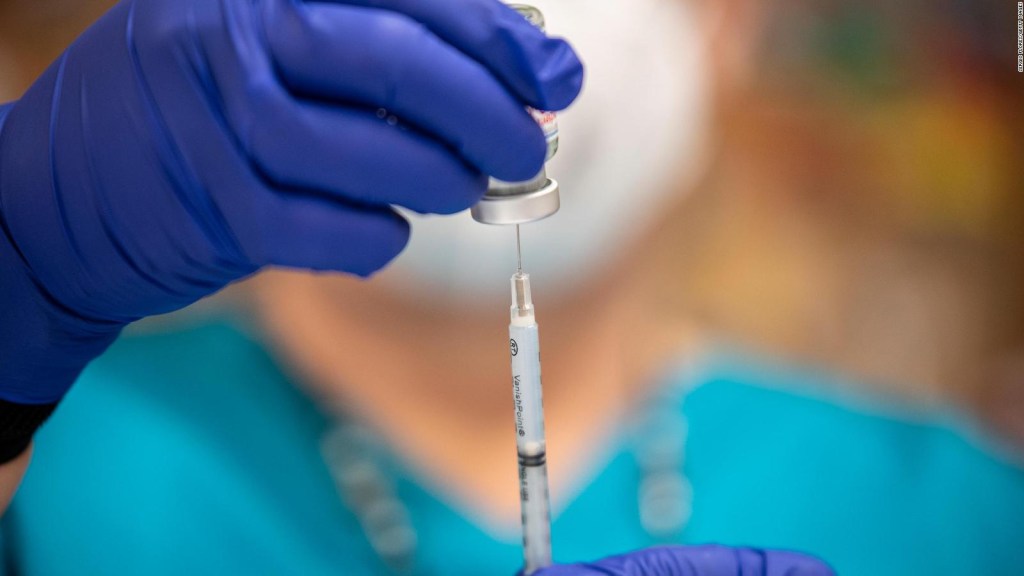 Una dosis de la vacuna covid-19 reduce contagios