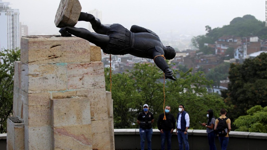 Derriban estatua de conquistador español en Cali