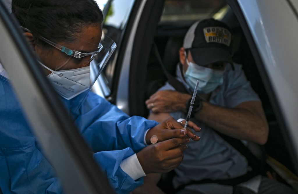 Panamá comienza a administrar vacunas de AstraZeneca contra covid-19