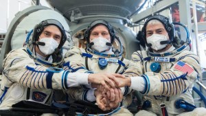 Cosmonautas rusos y astronauta de la NASA se lanzan a la estación espacial