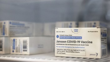 La razón por la que la FDA pausa uso de vacunas de J&J