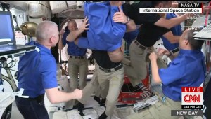 Los emotivos abrazos de los astronautas al llegar a la Estación Espacial Internacional