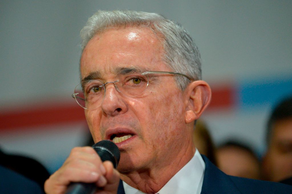 Twitter elimina publicación de Álvaro Uribe sobre protestas en Colombia