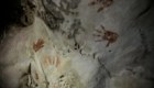 Hallan misteriosas huellas de manos en cueva en México