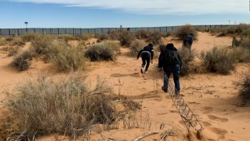 CNN graba a "coyotes" cuando cruzan migrantes a EE.UU.