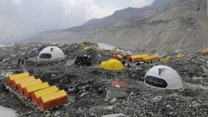 Tensión en el Everest por el covid-19