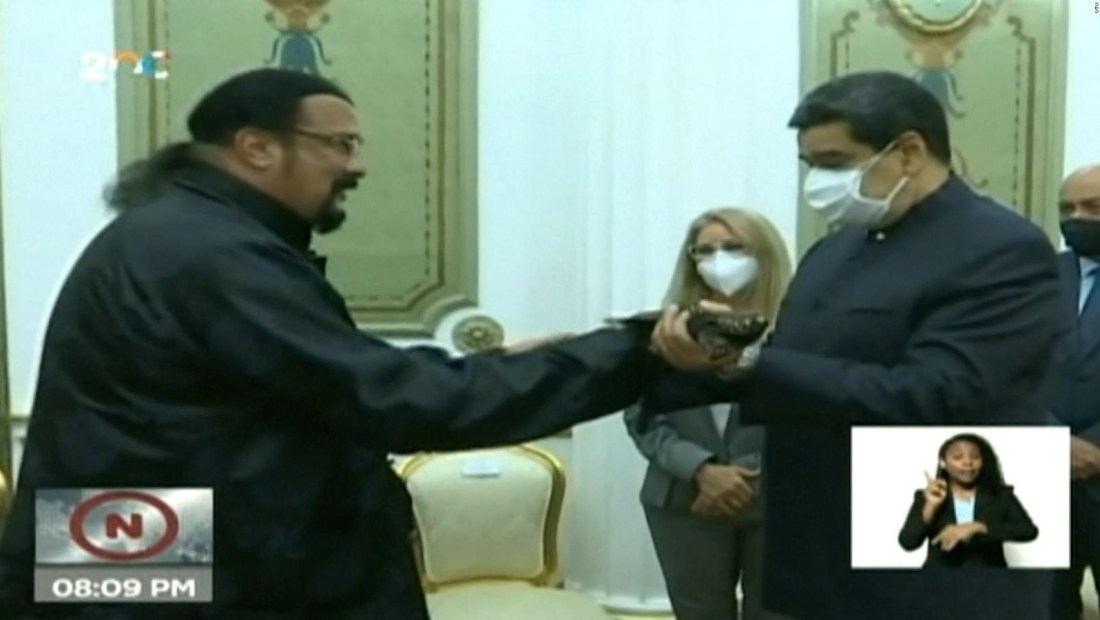 Nicolás Maduro recibe espada samurái de Steven Seagal