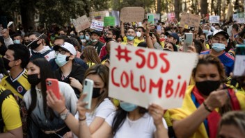 Joven narra cómo fue agredido por policías de Colombia