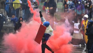 Colombia: denuncian que policías atacan vestidos de civiles